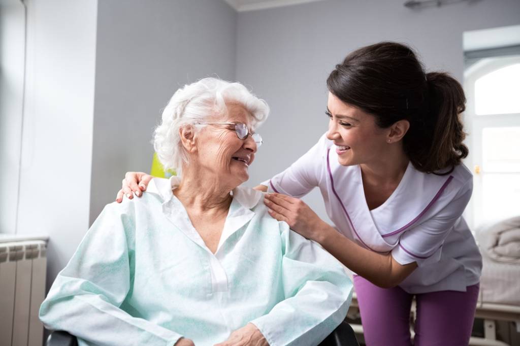 Ambulante Pflege Hannover – Pflegerin hilft Seniorin im Alltag